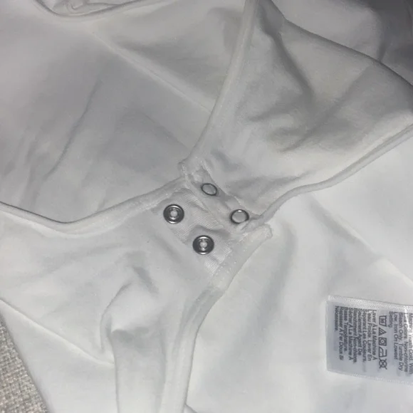 NWOT Sleeveless layering V-neck bodysuit - Picture 3 of 4